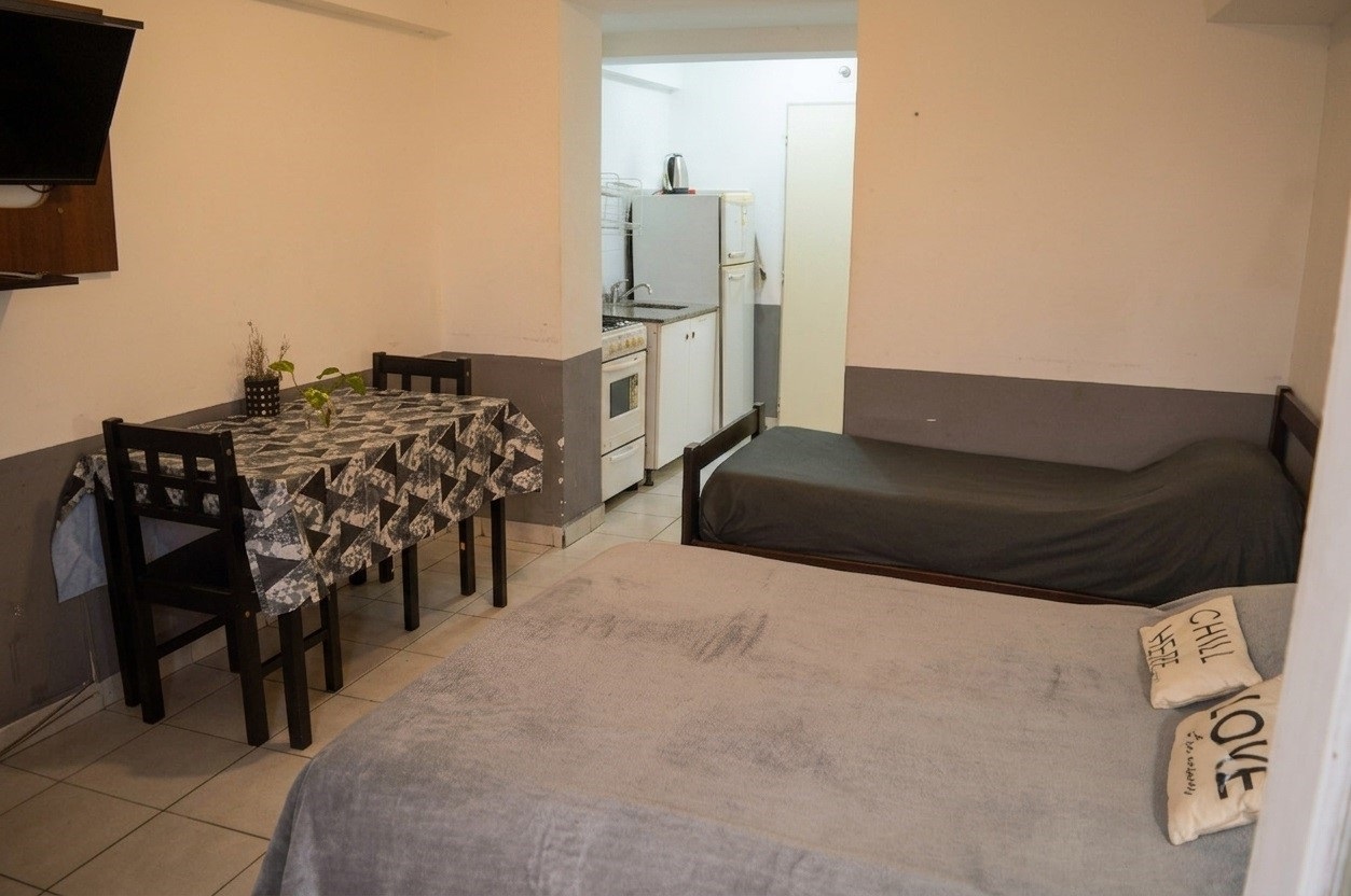 Ambiente principal con mesa y TV
