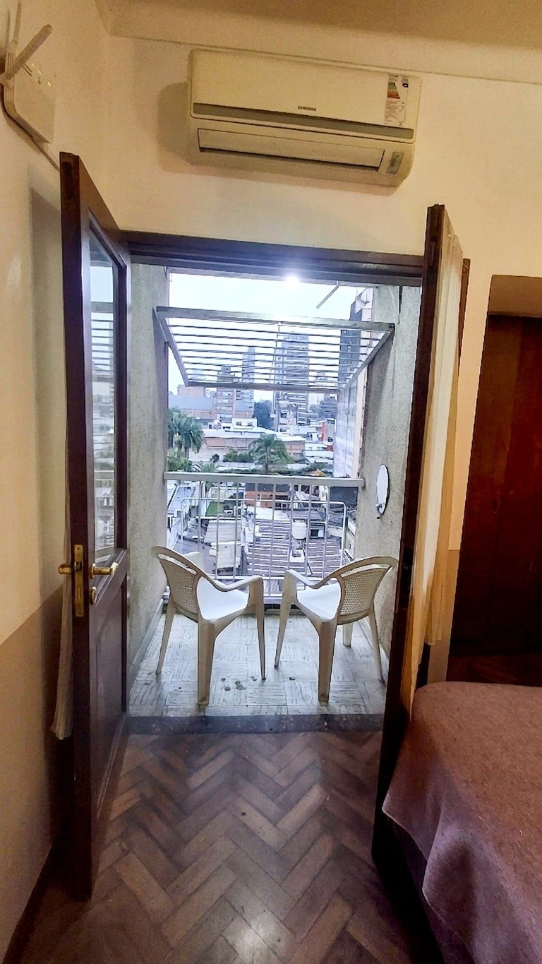 Balcón cubierto con sillas